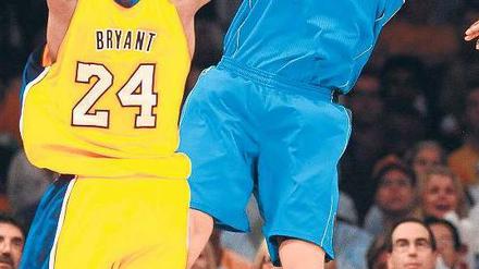 Kein Rankommen. Die Lakers um Kobe Bryant (in gelb) konnten Dirk Nowitzki und seine Dallas Mavericks auch im zweiten Spiel der Play-off-Serie nicht stoppen. 