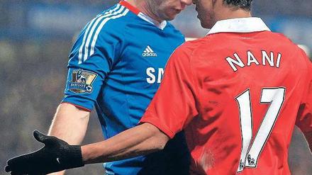 Zweigestirn. Im Hinspiel gerieten Manchesters Nani (rechts) und Chelseas Branislav Ivanovic aneinander. Foto: Reuters