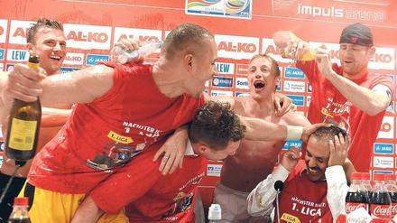 Ihr Kommentar zum Spiel, bitte. Augsburgs Trainer Jos Luhukay (rechts unten) und seine Spieler geben nach dem Aufstieg eine ziemlich feuchte Pressekonferenz. Foto: AFP