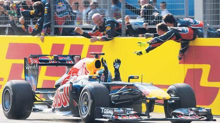 Begrüßung nach 58 Runden. Die Techniker des Red-Bull-Rennstalls empfangen Sebastian Vettel euphorisch nach dem Großen Preis der Türkei. Foto: AFP