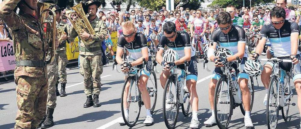Stille vor dem Start. Das Giro-Peloton und das Leopard-Trek-Team gedenken des verunglückten Wouter Weylandt. Foto: dpa