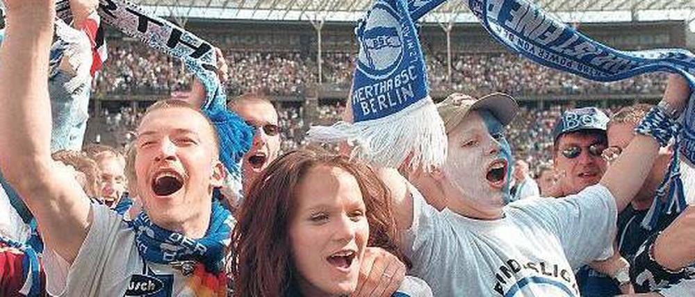 Und wo geht’s zum Vip-Bereich? Herthas Fans feierten 1997 den Aufstieg im Olympiastadion und auf dem Maifeld. 