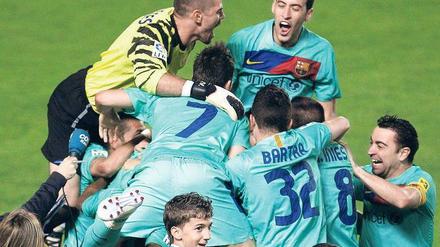 Im Dauerjubel. Unter Trainer Guardiola gewinnt der FC Barcelona Titel um Titel, nun kam die 21. Meisterschaft dazu. Foto: dpa