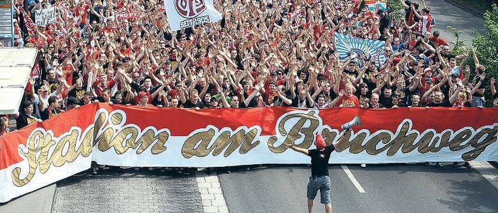 Vereint nach Europa. Die Mainzer Fans feiern bereits vor dem Spiel gegen St. Pauli den Einzug in den Europapokal.
