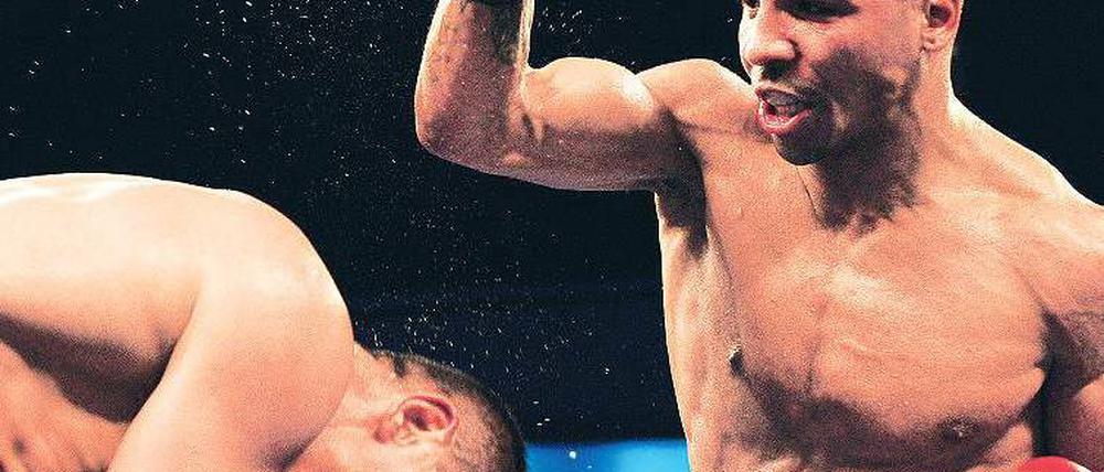 Der Hammer, der geht so. Der WBA–Superchampion Andre Ward (rechts) ließ Arthur Abraham keine Chance. Foto: AFP