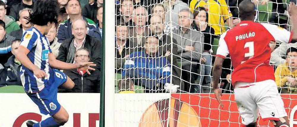 ... und drin! Portos Torjäger Falcao (links) trifft per Kopf zum Siegtreffer gegen Sporting Braga. Foto: Reuters