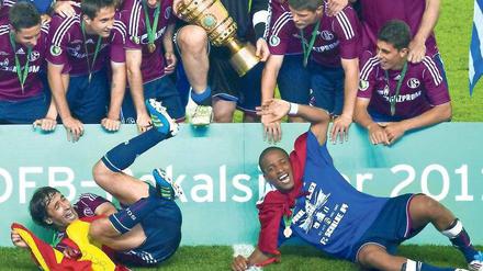 Viva la copa. Im Liegen, aber mit der spanischen Flagge in der Hand, bejubelt Schalkes Raúl (l.) ausgelassen den Gewinn seines ersten nationalen Pokals. 