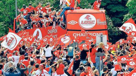 Allez les Rouges. Lille feiert das Double. Der OSC hat in dieser Saison den schönsten und erfolgreichsten Fußball gespielt. Foto: AFP