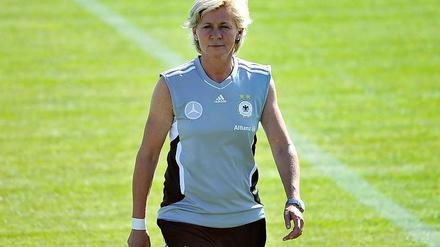 Silvia Neid, 47, ist seit sechs Jahren Bundestrainerin. Unter ihrer Leitung gewannen die deutschen Frauen 2007 die Welt- und 2009 die Europameisterschaft. In ihrer aktiven Laufbahn absolvierte sie bis 1996 111 Länderspiele, in denen sie 48 Tore schoss. 