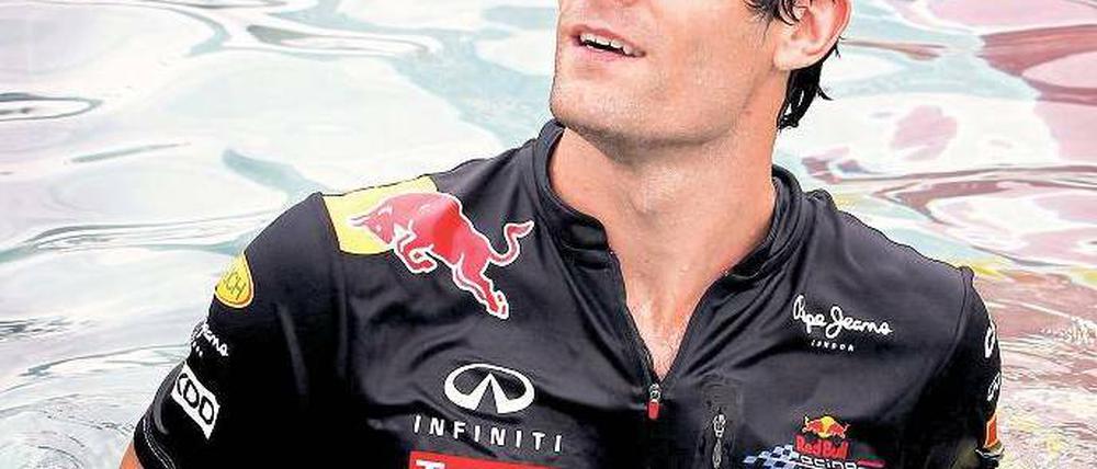 Bade- statt Weltmeister. Mark Webber posiert im Pool seines Formel-1-Teams. Foto: dpa