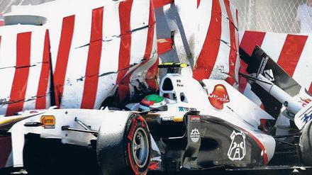 Blechlawine. Der Wagen von Sergio Perez ist nach dem Aufprall ein Totalschaden. Foto: dpa