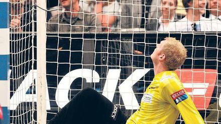 Am Boden. HSV-Torwart Johannes Bitter sucht im Halbfinale den Ball. Foto: dpa