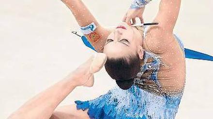 Die Kunst der Bewegung. Die Russin Jewgenia Kanajewa hat zum Abschluss der Gymnastik-EM in Minsk die Finals mit Reifen und Band gewonnen. Zuvor war die 21-Jährige schon mit dem Team erfolgreich. Foto: dpa