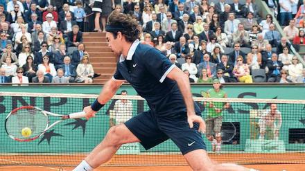 Das alte Finale. Dreimal schon trafen Roger Federer (vorne) und Rafael Nadal in Paris im Endspiel aufeinander. Foto: dpa