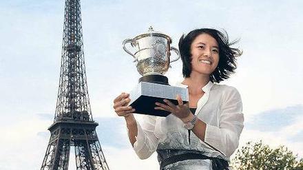 Der Turm nach der Schlacht. Die Chinesin Li Na posiert nach ihrem Sieg bei den French Open samt Pokal vor dem Eiffelturm in Paris. Sie ist die erste Asiatin mit einem Grand-Slam-Titel.