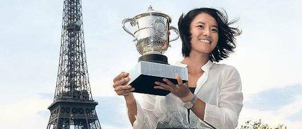 Der Turm nach der Schlacht. Die Chinesin Li Na posiert nach ihrem Sieg bei den French Open samt Pokal vor dem Eiffelturm in Paris. Sie ist die erste Asiatin mit einem Grand-Slam-Titel.