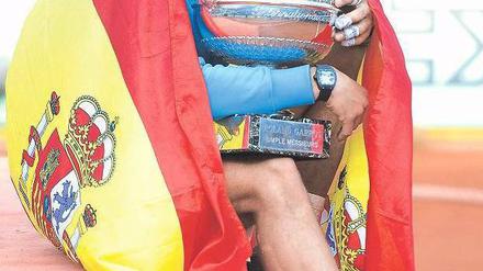 Der alte und neue König von Paris. Rafael Nadal posiert nach seinem sechsten Erfolg bei den French Open für die Fotografen.