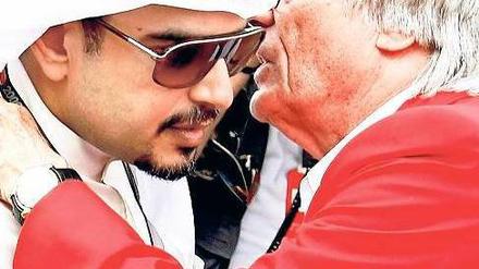 Kontaktpflege. Vor zwei Jahren verstand sich Bernie Ecclestone noch sehr gut mit Bahrains Kronprinz Scheich Salman bin Hammad. Foto: dpa