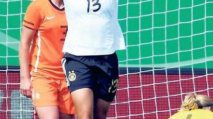 Lockere Übung. Celia Okoyino da Mbabi traf im Test gegen die Niederlande. Foto: dpa
