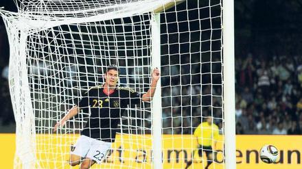 Und da ist er im Tor! Mario Gomez steht, wo ein Stürmer stehen muss, und erzielt das 2:0 für die deutsche Nationalmannschaft in Baku. Aserbaidschan ist danach am Boden zerstört. Foto: AFP