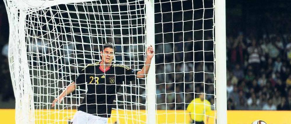 Und da ist er im Tor! Mario Gomez steht, wo ein Stürmer stehen muss, und erzielt das 2:0 für die deutsche Nationalmannschaft in Baku. Aserbaidschan ist danach am Boden zerstört. Foto: AFP