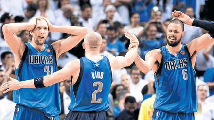 Unfassbar. Nowitzki und seine Teamkollegen Jason Kidd und Tyson Chandler (v.l.) erkennen, dass sie gerade Basketball-Geschichte geschrieben haben. Foto: Reuters