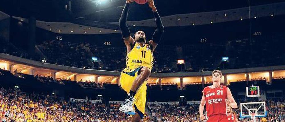 Ganz nah am Ziel. Julius Jenkins (vorne) und Alba Berlin könnten am Sonnabend in Bamberg Deutscher Meister werden. Foto: dapd