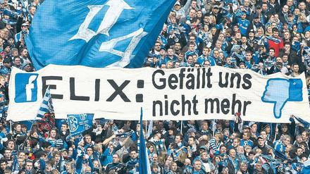 Facebook-Revolution. Trainer Felix Magath nutzt soziale Netzwerke, hatte auf Schalke aber am Ende nicht mehr viele Freunde. Foto: dpa