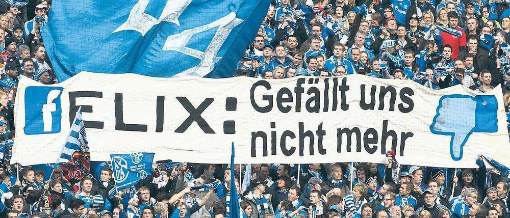 Facebook-Revolution. Trainer Felix Magath nutzt soziale Netzwerke, hatte auf Schalke aber am Ende nicht mehr viele Freunde. Foto: dpa