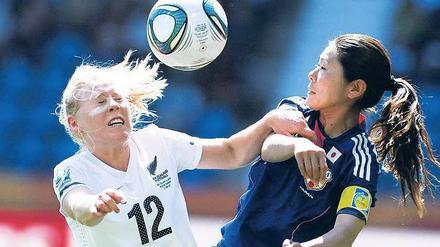No-Look-Kopfball. Japans Sawa hat zwar den Ball im Blick, dafür ist Neuseelands Hassett näher dran. Foto: AFP