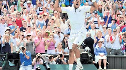 Vom Jubel getragen. Jo-Wilfried Tsonga besiegte in einem hochklassigen Tennismatch Roger Federer in fünf Sätzen. Der Franzose ist immer für eine Überraschung gut, bei den US Open 2008 hatte er Rafael Nadal besiegt. Foto: AFP