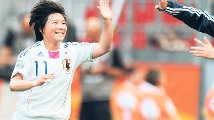 Hand hoch. Die japanische Stürmerin Shinobu Ohno klatscht ab, nachdem sie zum 2:0 getroffen hat.