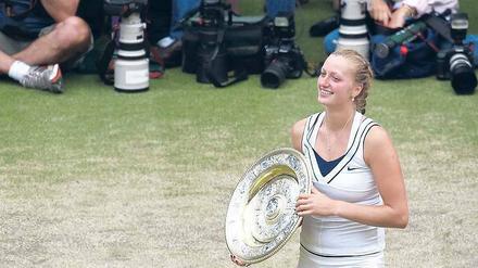 Leichter Gang. Die Tschechin Petra Kvitova präsentiert die Trophäe, die sie sich durch ihren Finalsieg über Maria Scharapowa verdient hat. 