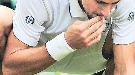 Championsdinner. Novak Djokovic genießt den Erfolg auf seine Weise und isst Gras. „Ich fühlte mich wie ein Tier“, sagt er, „ich wollte sehen, wie es schmeckt.“ Foto: AFP