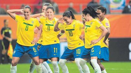 Tanz der Tore. Brasiliens Spielerinnen wissen, was sie Marta (m.) verdanken - fast alles.