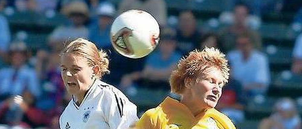 Nia Künzer (l.) beschert Deutschland 2003 mit ihrem Golden Goal gegen Schweden den ersten WM-Titel.