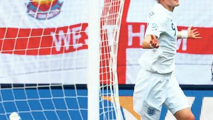 Ball oben, Gegnerin unten. Ellen White erzielt das 1:0 und bereitet England damit auf den Gruppensieg vor. Foto: Reuters