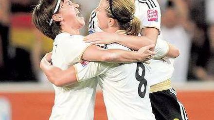 Zurückgemeldet. Annike Krahn, Inka Grings und Lena Goeßling (v. l.) feiern ihre starke Leistung gegen Frankreich.