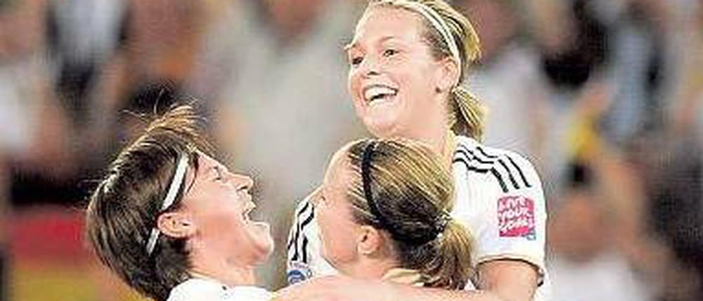 Zurückgemeldet. Annike Krahn, Inka Grings und Lena Goeßling (v. l.) feiern ihre starke Leistung gegen Frankreich.