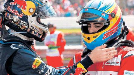 Zärtlichkeiten auf Kunststoff. Sebastian Vettel (l.) gratuliert Fernando Alonso auf seine Art. Foto: dpa