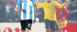Alle auf den Kleinen. Argentiniens Star Lionel Messi enttäuschte bisher bei der Copa – in seiner Heimat vergleicht man ihn mit „Dr. Jekyll und Mr. Hyde“. Foto: Reuters