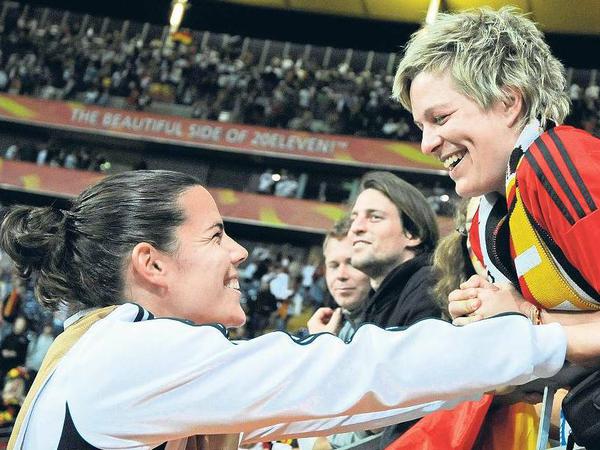 Verheiratet. Deutschlands zweite Torhüterin Ursula Holl jubelt mit ihrer Frau Carina nach dem 1:0 gegen Nigeria.