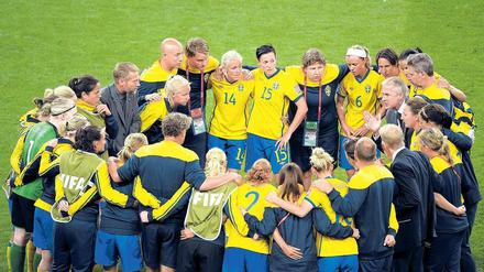 Sammeln für Platz drei. Schwedens Spielerinnen nehmen das kleine Finale sehr ernst. Foto: dapd