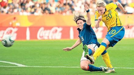 Gar nicht abgedroschen. Marie Hammarström (r.) erzielt kraftvoll das Siegtor für Schweden. Foto: dapd