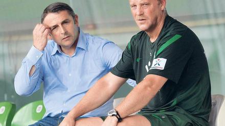 Allein auf der Tribüne. Manager Klaus Allofs (l.) und Trainer Thomas Schaaf fühlen sich vom Verein nicht genügend unterstützt. Foto: dpa