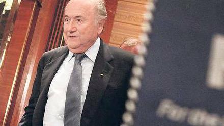 Alter Mann bei den Frauen. Joseph Blatter umgarnt die Delegierten beim Frauenfußballkongress, kann sich aber einen Herrenwitz nicht verkneifen. 