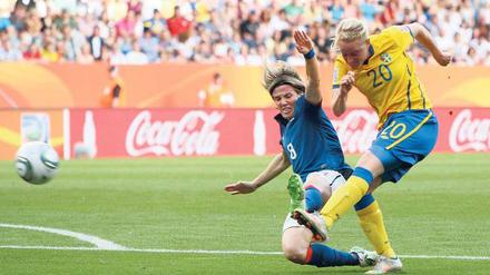 Gar nicht abgedroschen. Marie Hammarström (r.) knallt den Ball zum Siegtreffer ins Tor. Foto: Reuters