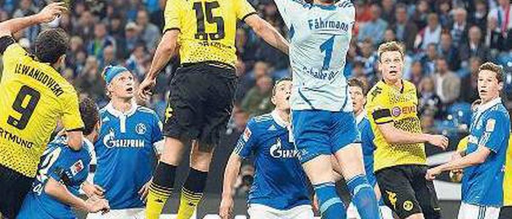 Neuer Neuer. Schalkes Torwart Ralf Fährmann (3.v.r.) überzeugte im Spiel und im Elfmeterschießen. Foto: dpa