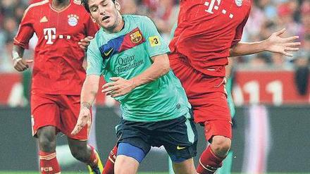 Ein Fall für zwei. Die Bayern David Alaba (links) und Nils Petersen bearbeiten Barcelonas Jonathan Soriano. 