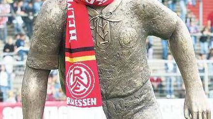 Aus dem Hintergrund. Helmut Rahn steht am Essener Stadion als Denkmal. Foto: ddp
